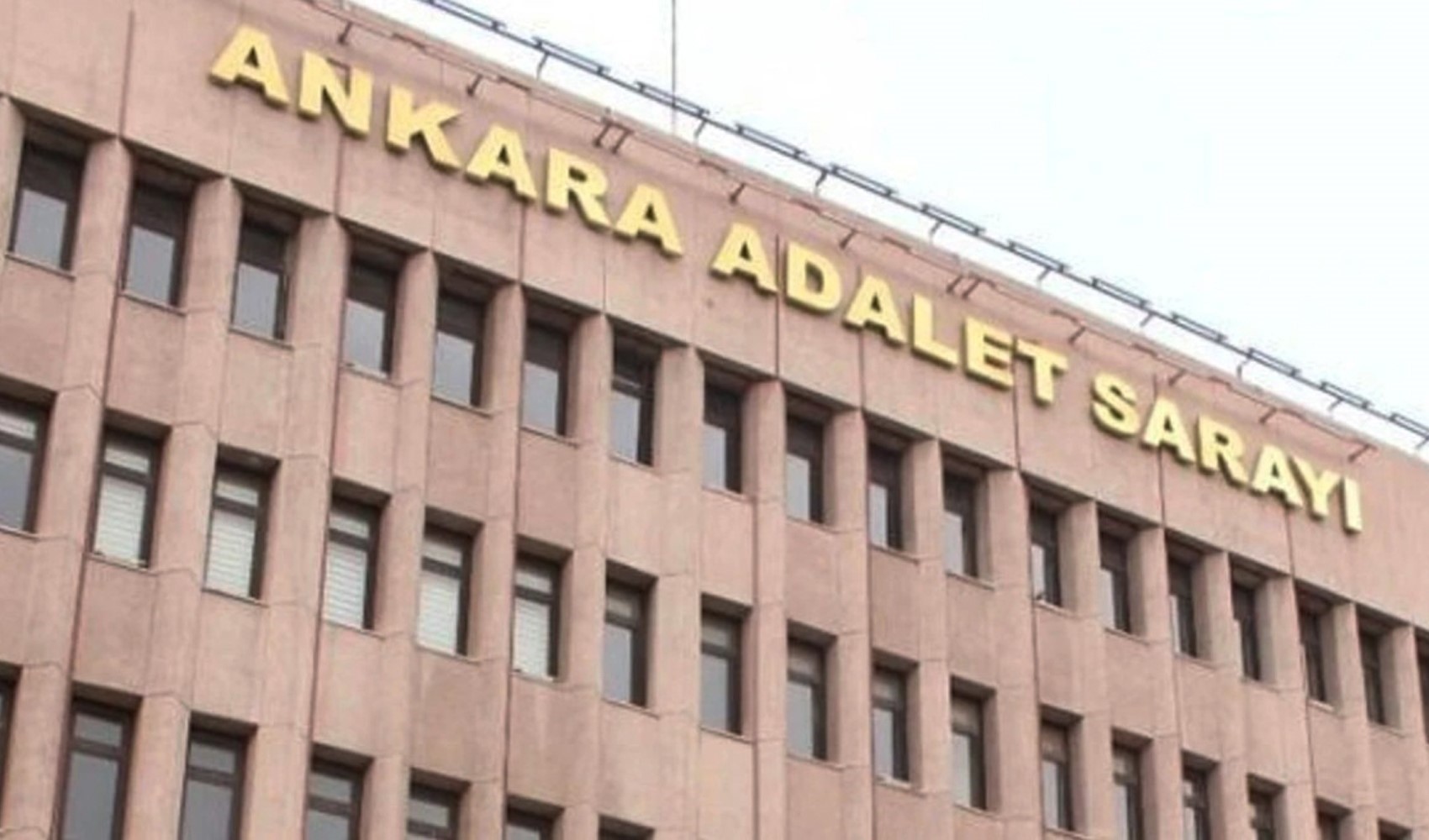 14 Yaşındaki kız çocuğuna tecavüzle suçlananlar 2 yıl sonra böyle tutuklandı