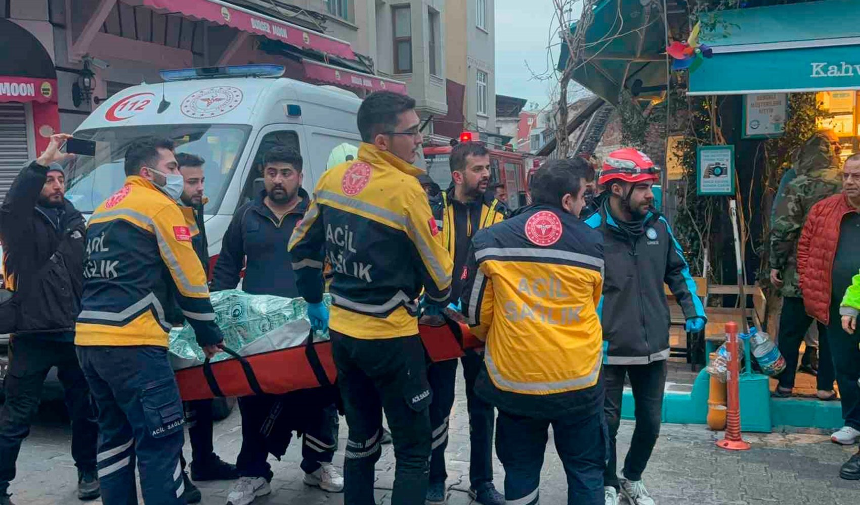 Fatih'te 3 katlı binada yangın: 1 ölü, 7 yaralı