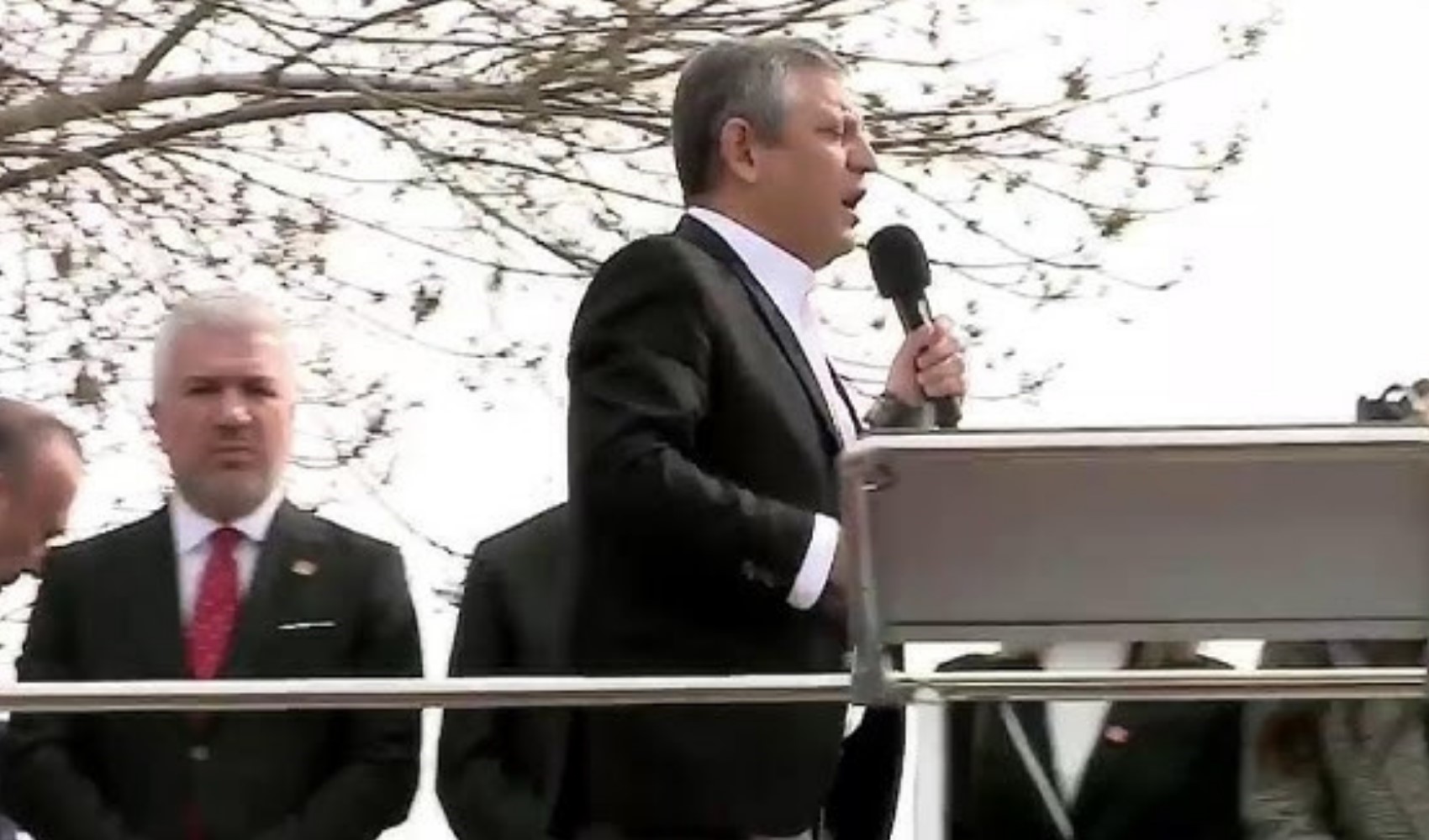 Özgür Özel ve Ekrem İmamoğlu’ndan kritik mesajlar