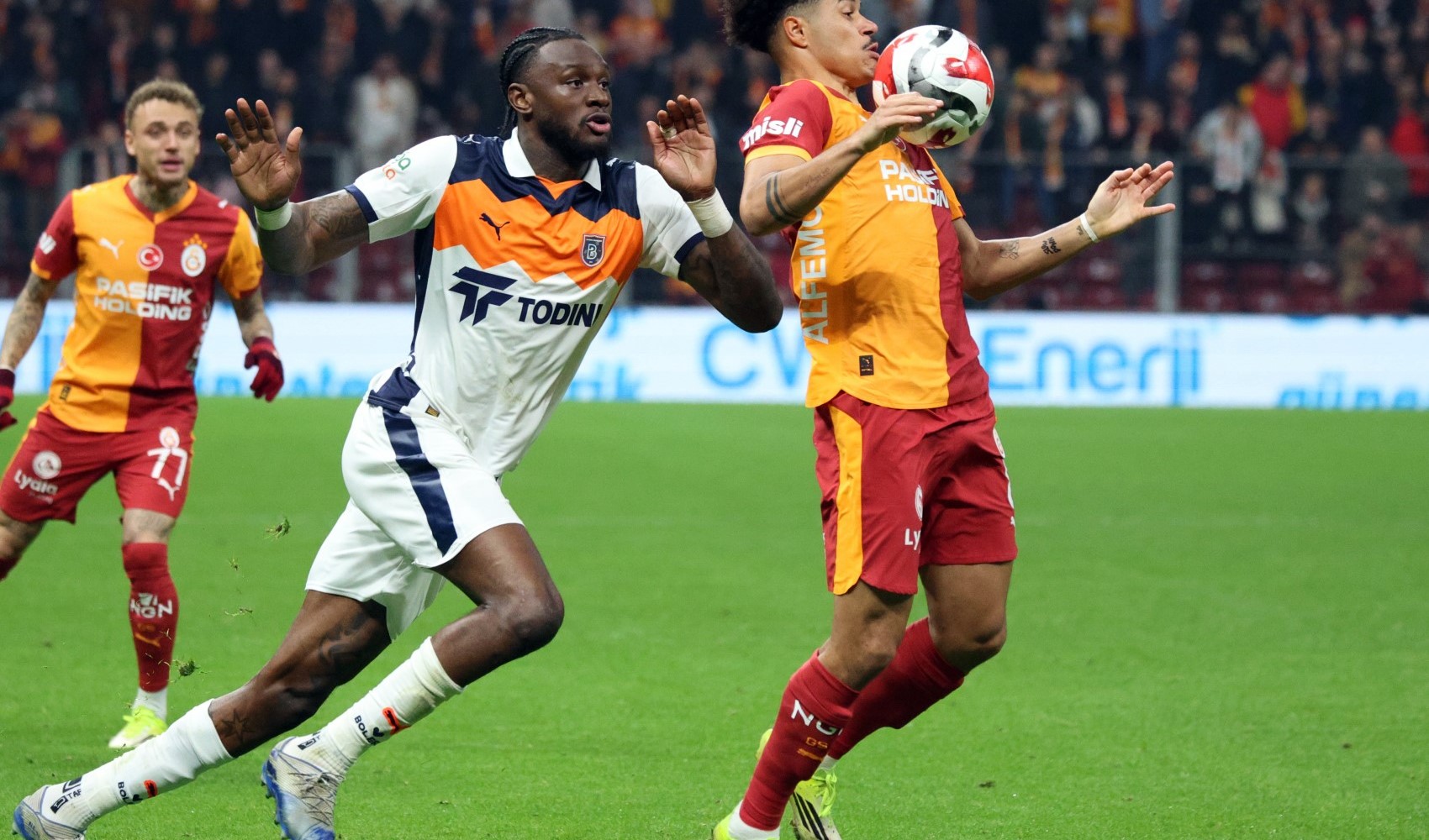 Galatasaray Başakşehir'i yendi, puan farkını 7'e çıkardı