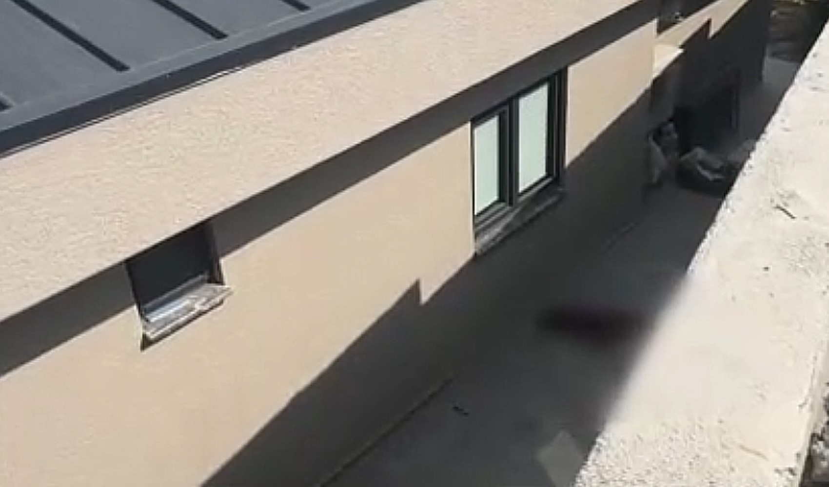 Sohbet ederken 4 metre yükseklikten beton zemine düştü