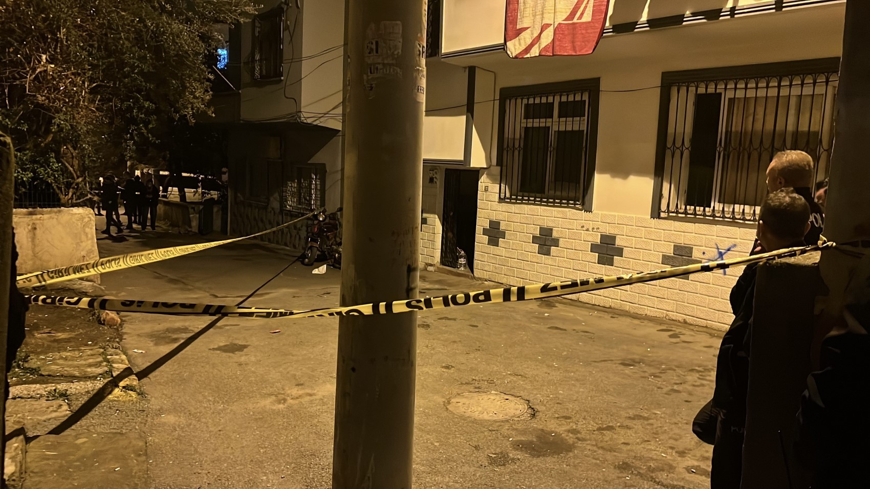 Silahlı kavganın ortasında kalan genç kadın başından vuruldu