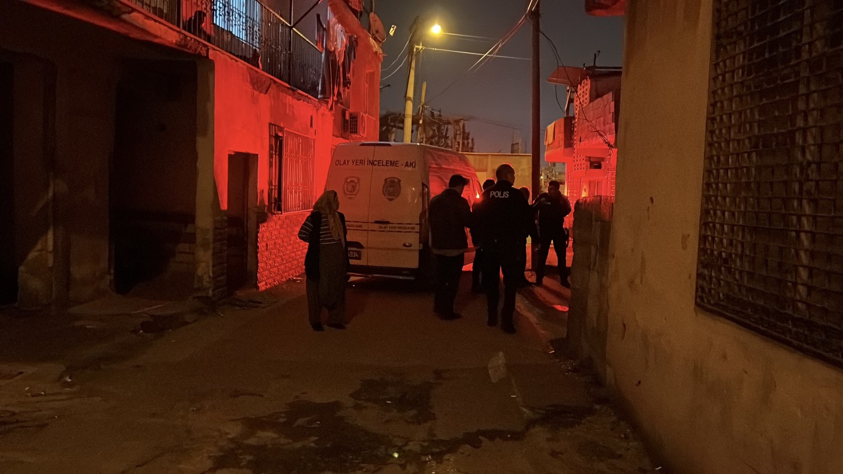 Silahlı kavganın ortasında kalan genç kadın başından vuruldu