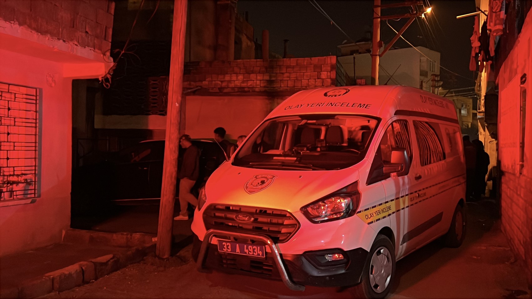 Silahlı kavganın ortasında kalan genç kadın başından vuruldu