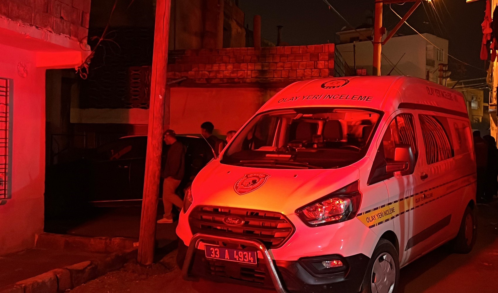 Silahlı kavganın ortasında kalan genç kadın başından vuruldu