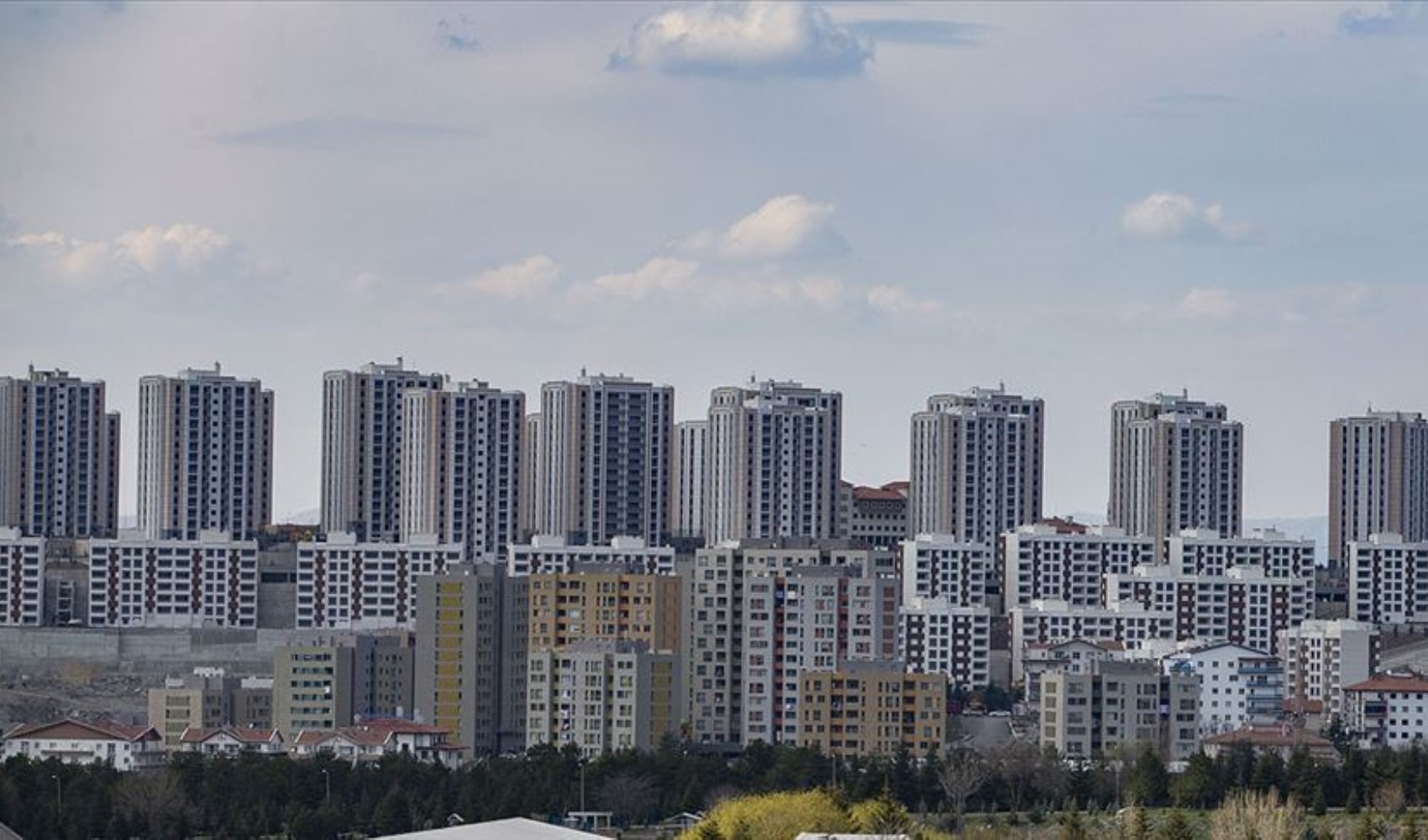 Konut fiyatları arttı, reel düşüş sürdü