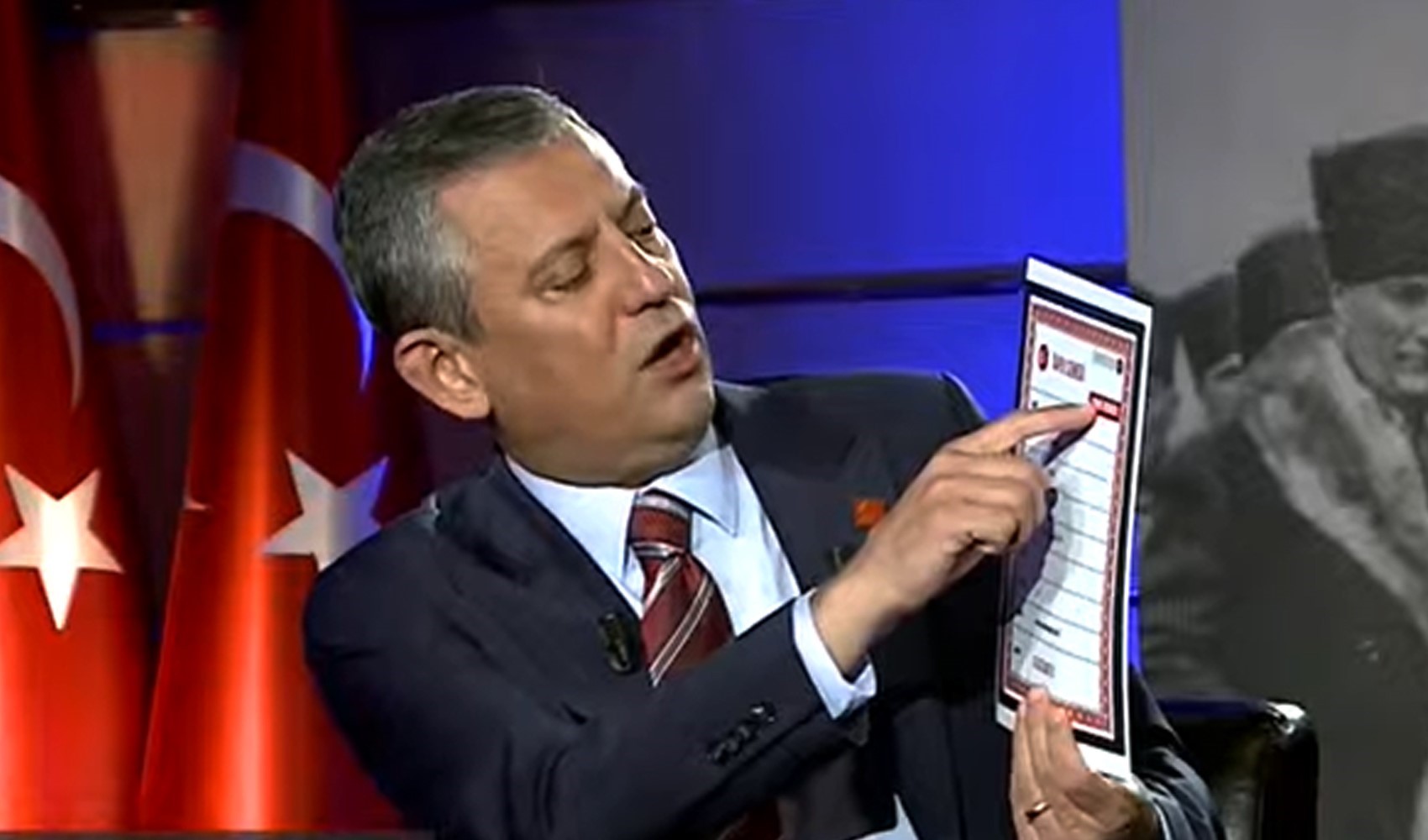 Özgür Özel'dan AKP sözcüsü Ömer Çelik'e çarpıcı yanıt