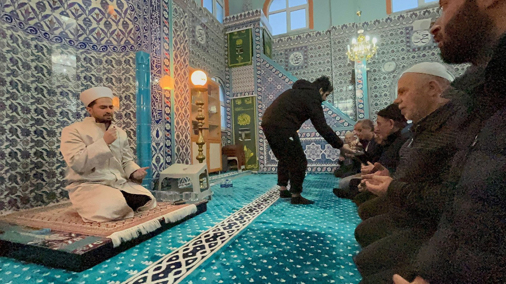 İmamdan 'namaz kılarken 'Azdavaylı Safiye' çalıyor' tepkisi