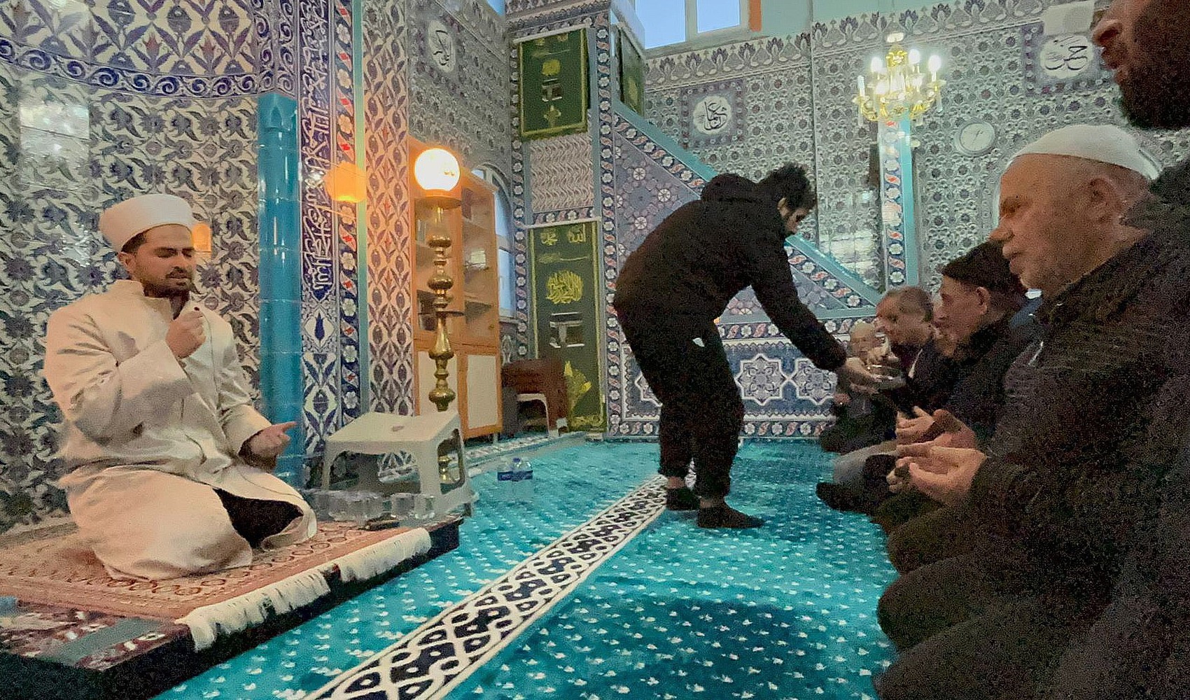 İmamdan 'namaz kılarken 'Azdavaylı Safiye' çalıyor' tepkisi