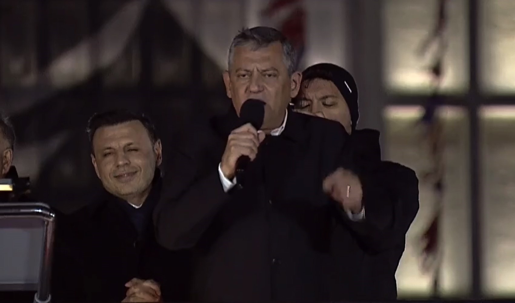 Özgür Özel, Saraçhane'den çağrı yaptı: Açıkça Erdoğan'a sesleniyorum, 'Kirli aparatının mal varlığı açıklansın'