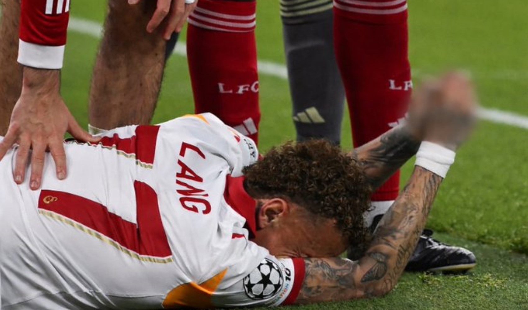 Galatasaraylı futbolcu Noa Lang'ın Liverpool maçında parmağı koptu