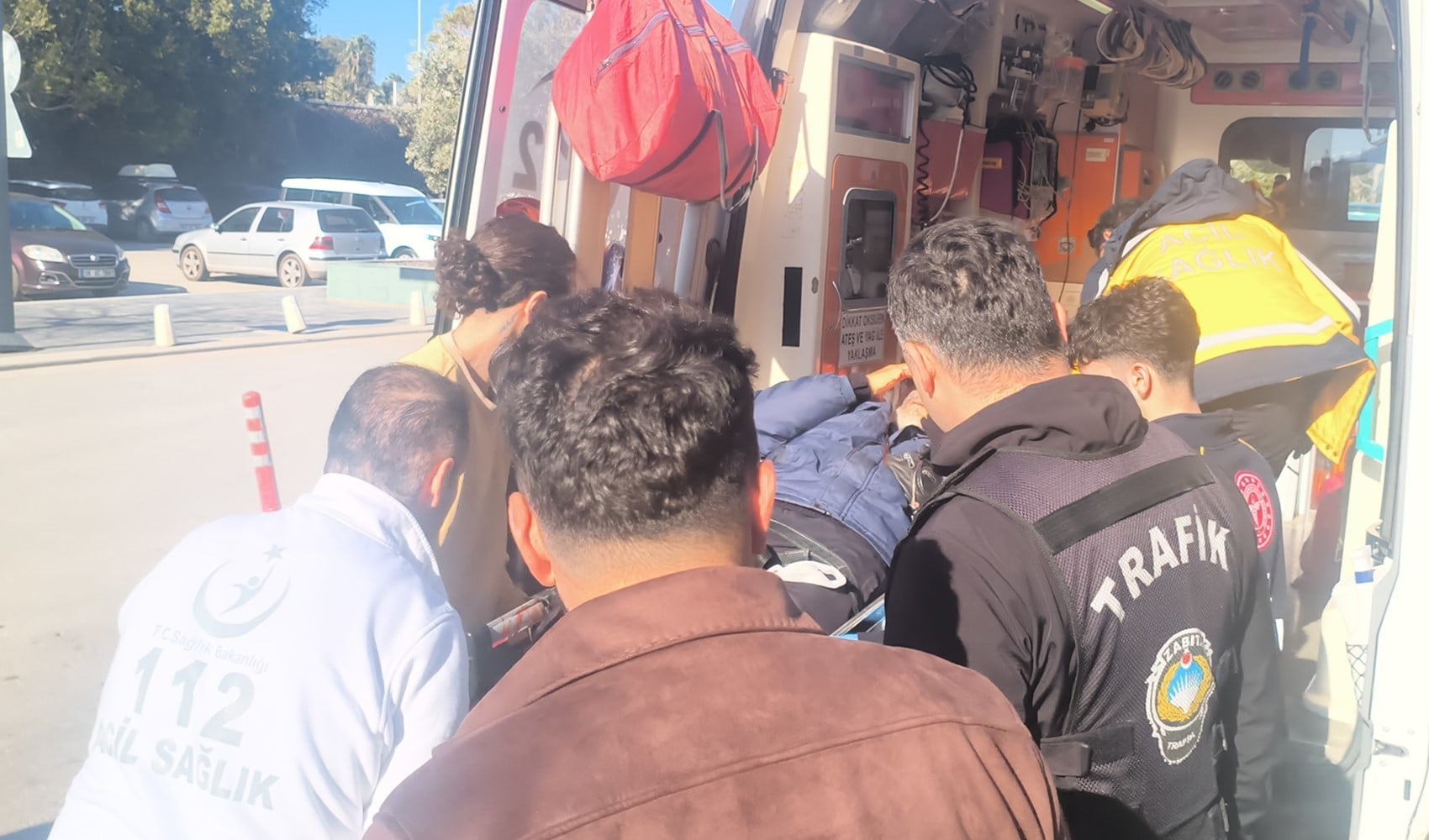 Yaşlı adamı 'Neden selam almıyorsun' diyerek bıçakladılar