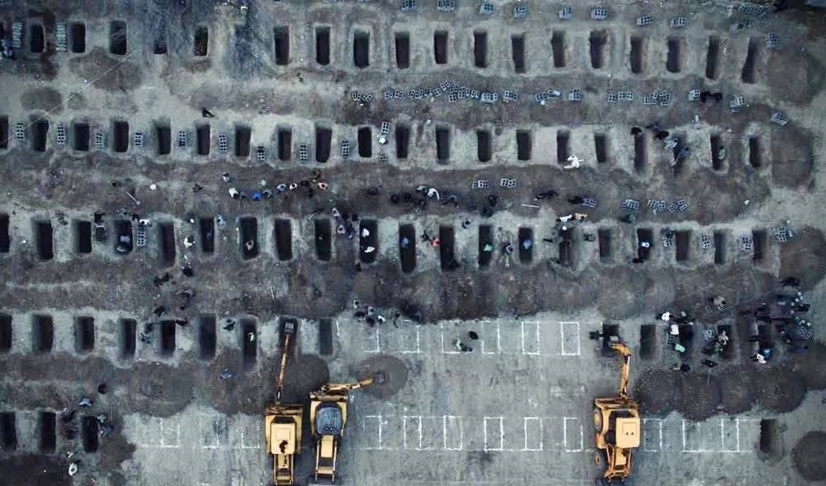 Arakçi ilkokul saldırısında ölen çocuklar için kazılan mezarları paylaştı