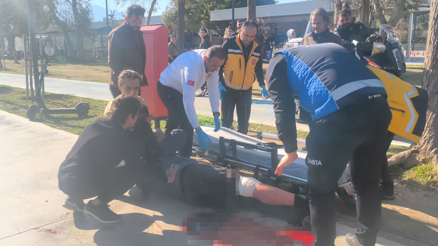 Yaşlı adamı 'Neden selam almıyorsun' diyerek bıçakladılar