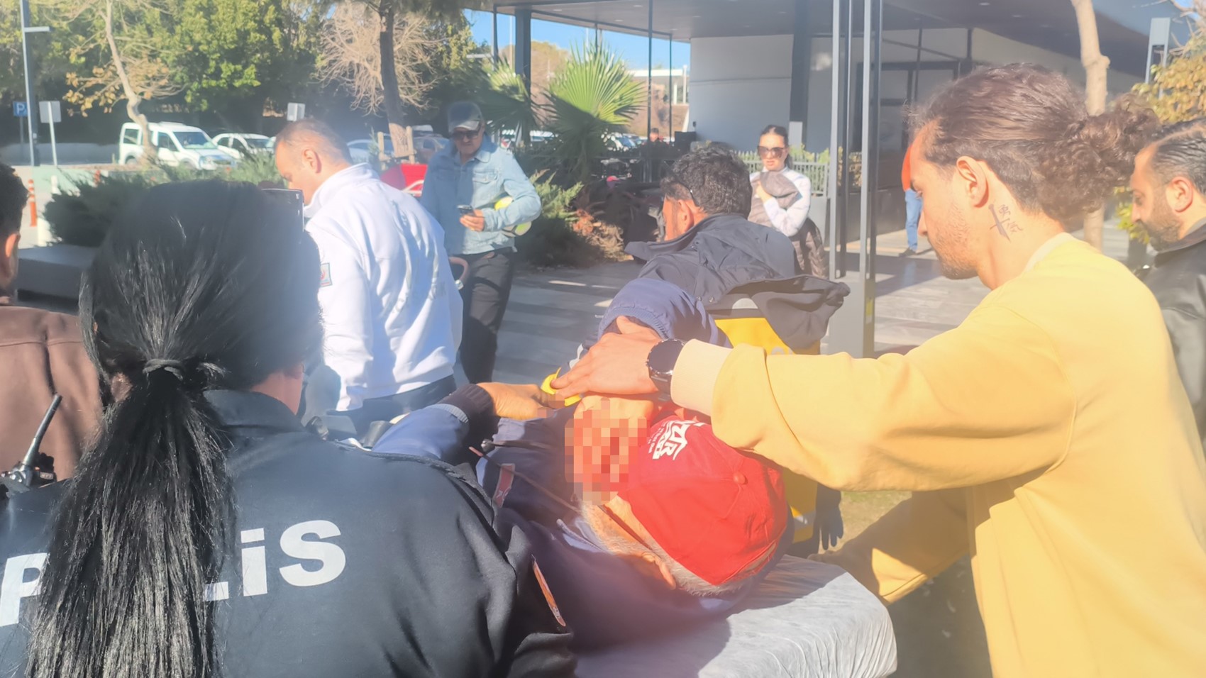 Yaşlı adamı 'Neden selam almıyorsun' diyerek bıçakladılar