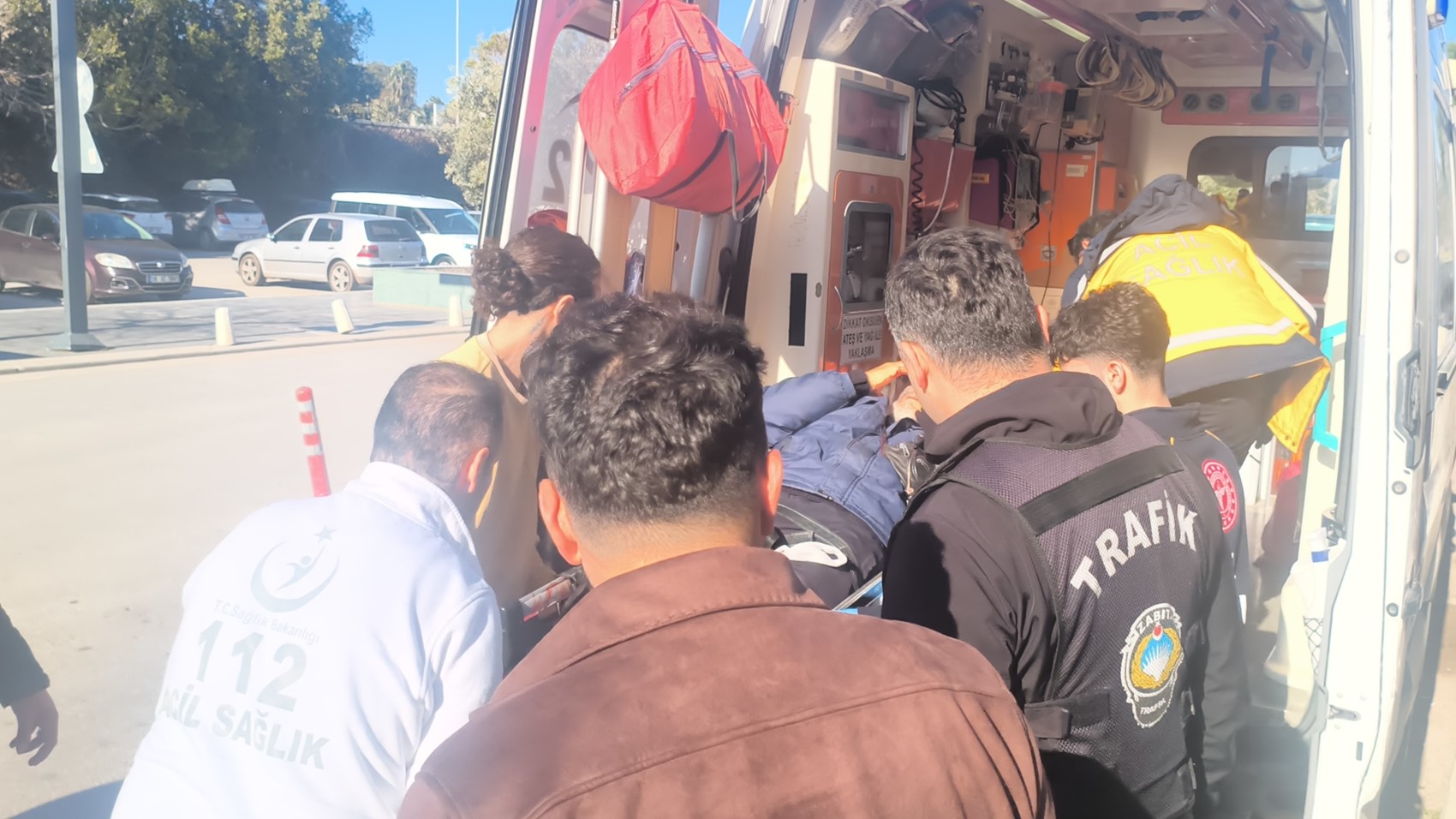 Yaşlı adamı 'Neden selam almıyorsun' diyerek bıçakladılar