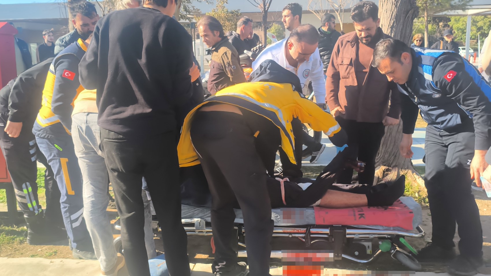 Yaşlı adamı 'Neden selam almıyorsun' diyerek bıçakladılar