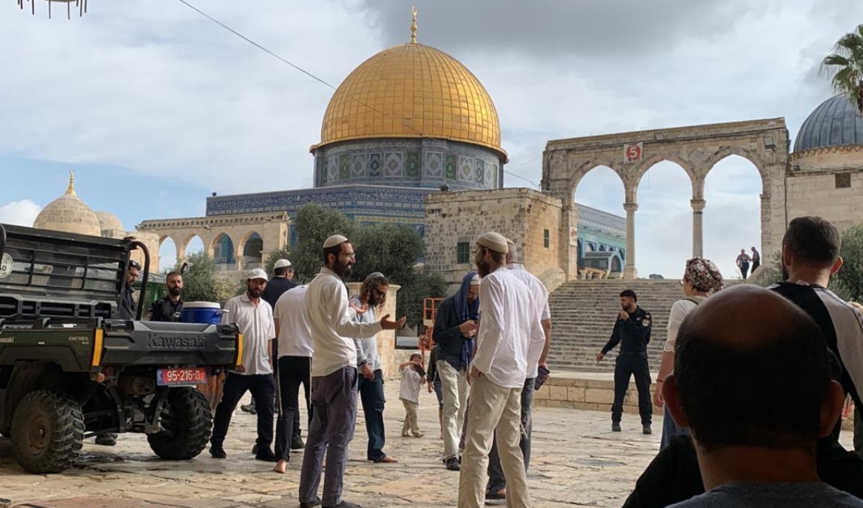 Son Dakika... İsrail askeri, bayram namazını kılan Filistinlilere müdahale etti