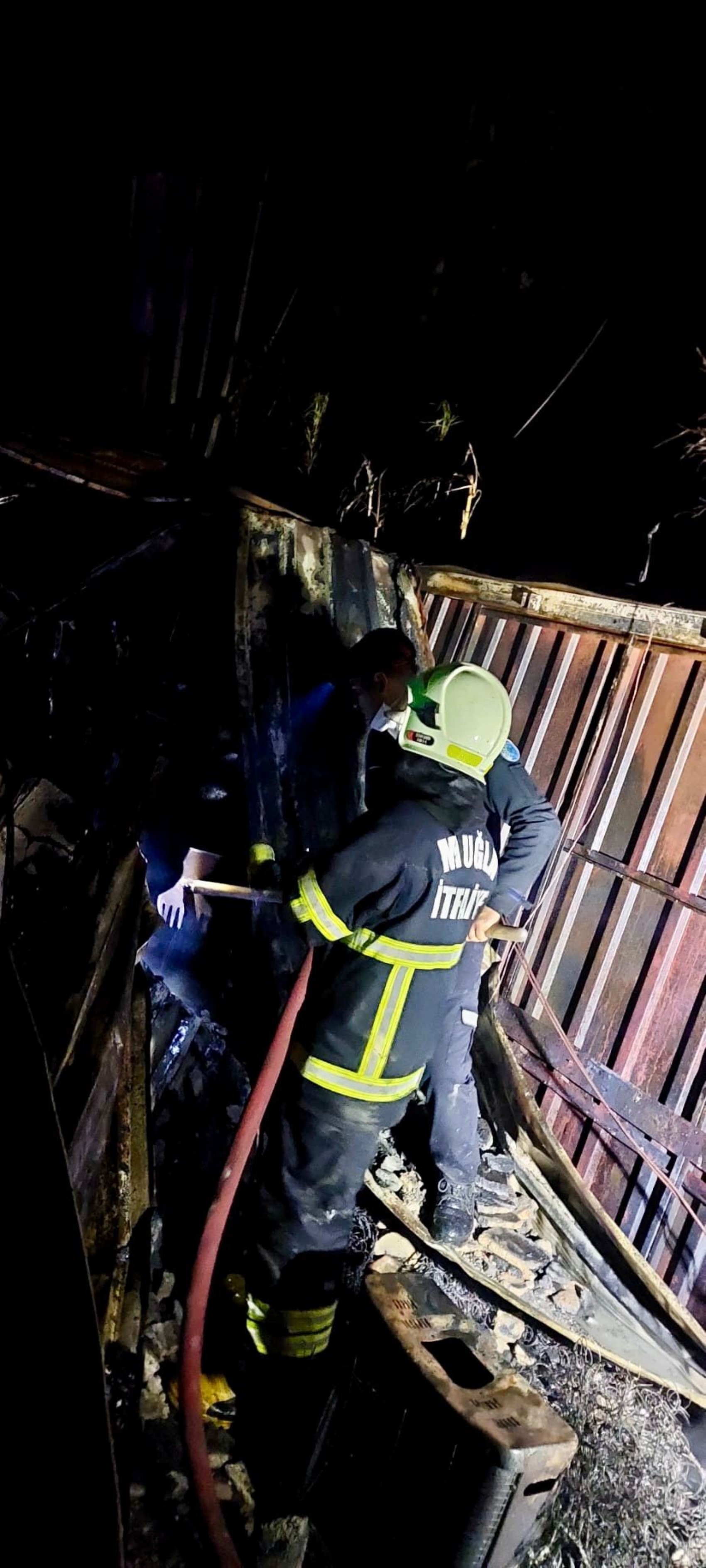 İşçi lojmanları alevlere teslim oldu