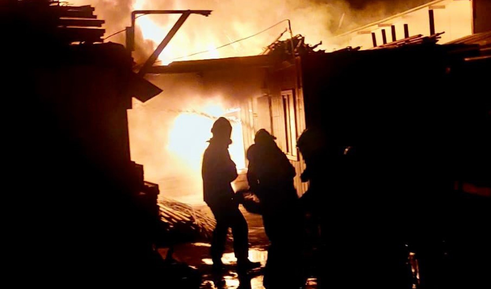 İşçi lojmanları alevlere teslim oldu