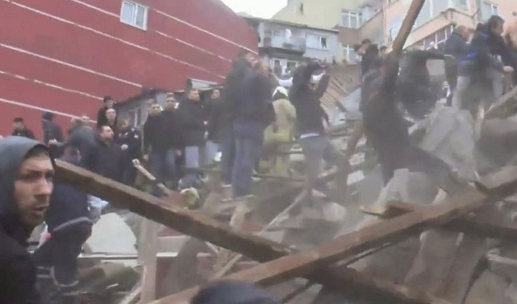 İstanbul Fatih'te bina çöktü