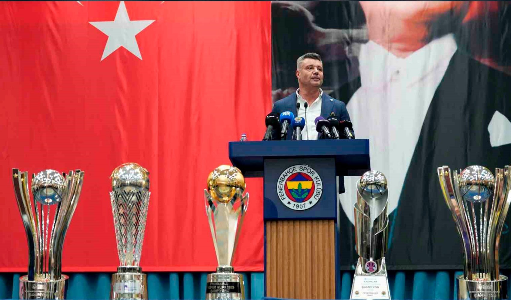 Sadettin Saran kazandığı kupalarla kürsüye çıktı