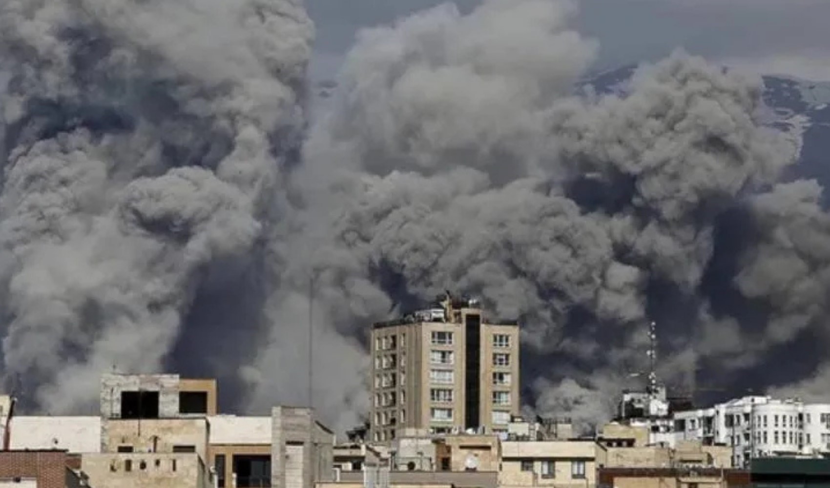 İran'dan kritik uyarı geldi: '48 saat içinde su depolayın ve telefonlarınızı şarj edin'