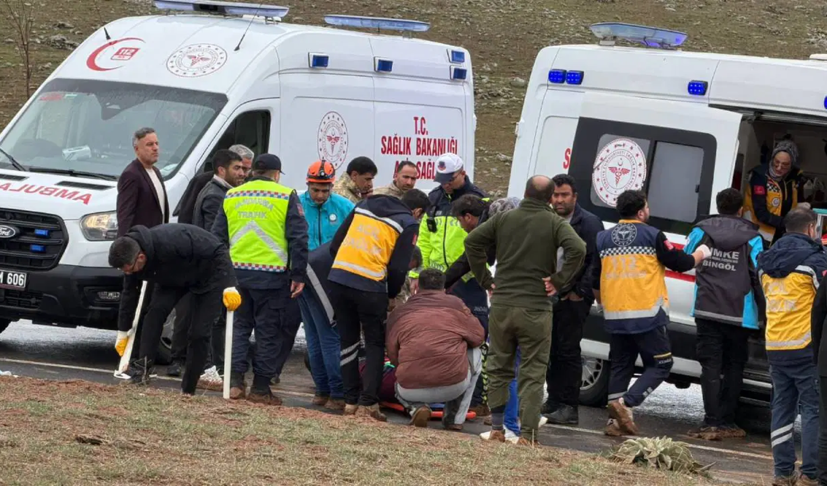 İki araç birbirine girdi: 13 kişi yaralandı