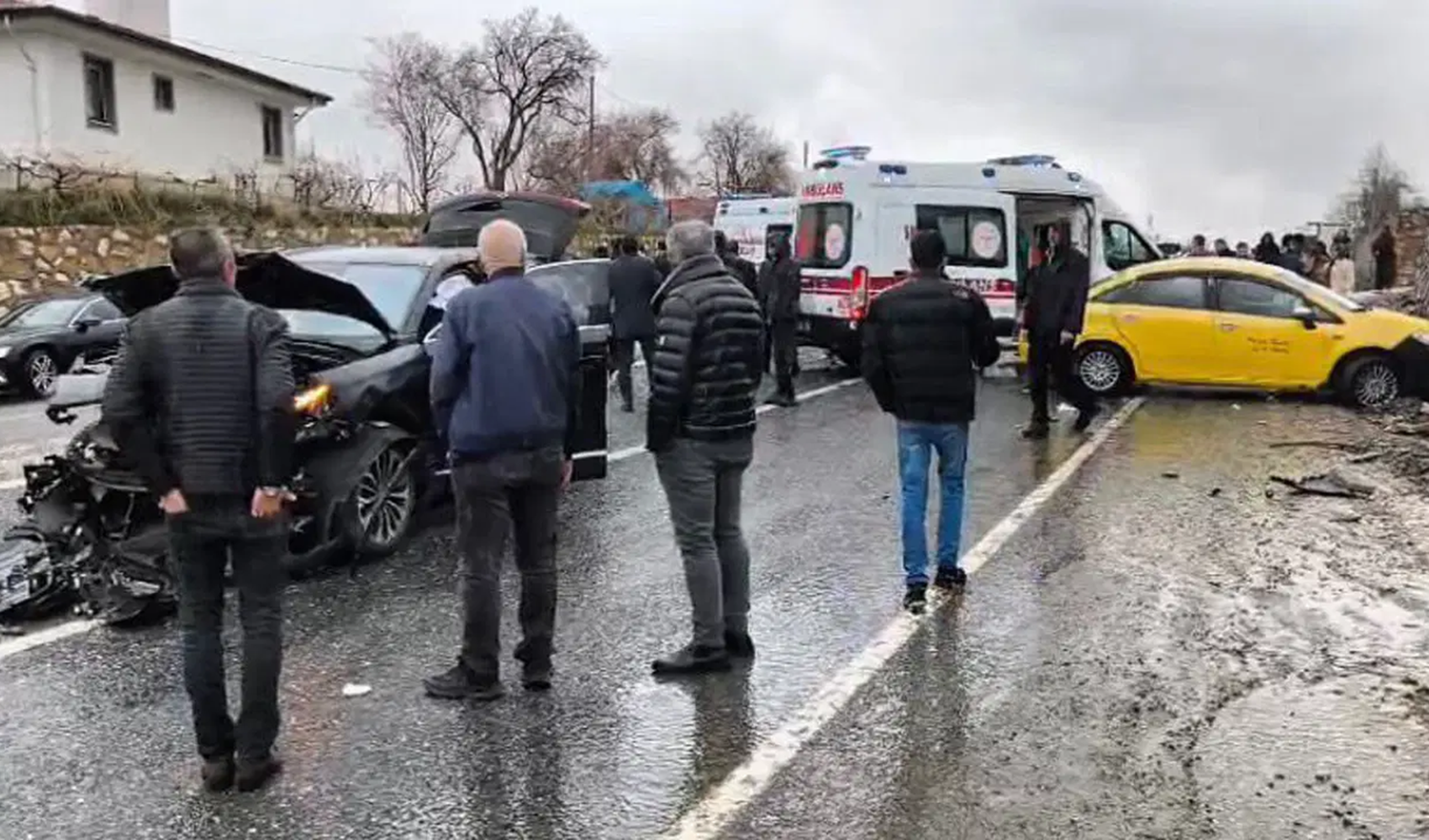 AKP konvoyu kaza yaptı