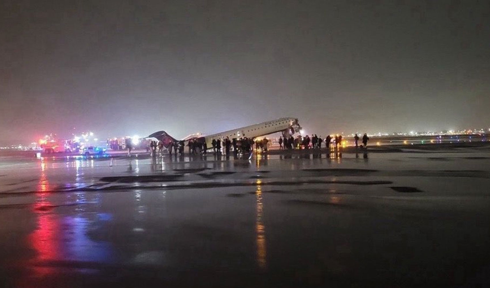 New York’ta pistte facia: Uçak ile itfaiye aracı çarpıştı