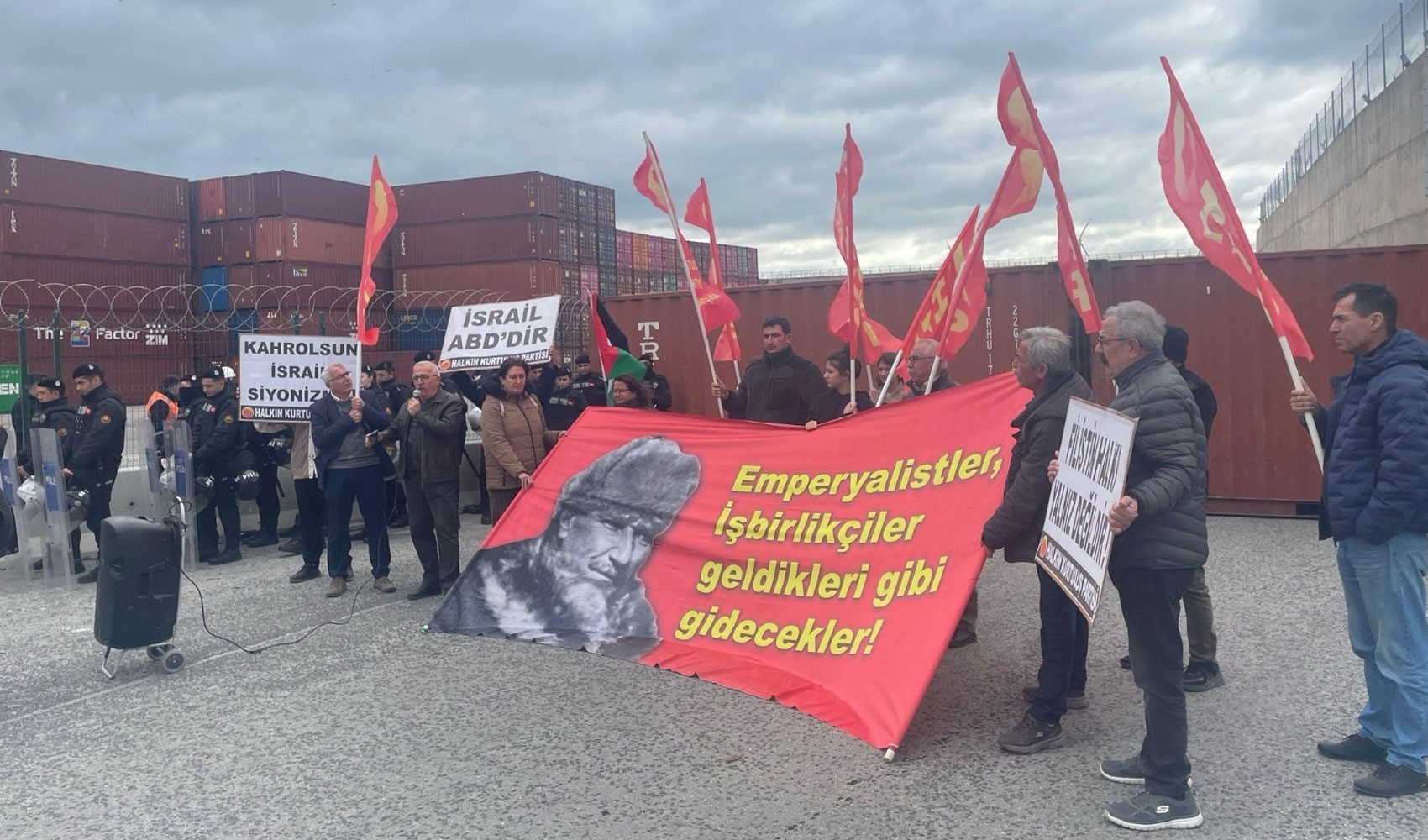HKP, İzmir'de İsrail'e destek sağlayan gemiyi protesto etti