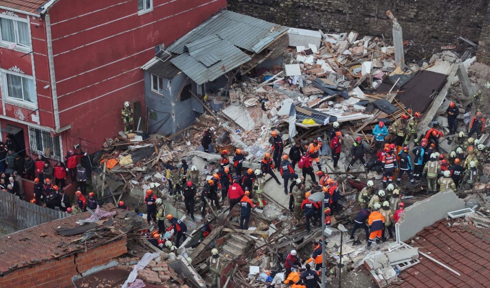 Fatih’te çöken binaların ardından çevrede hasar tespit çalışması başlatıldı