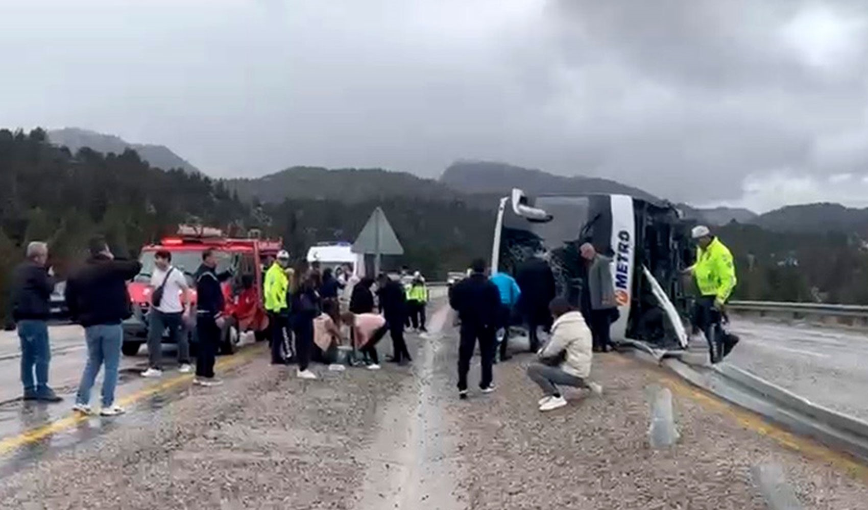 Konya-Antalya yolunda yolcu otobüsü devrildi!