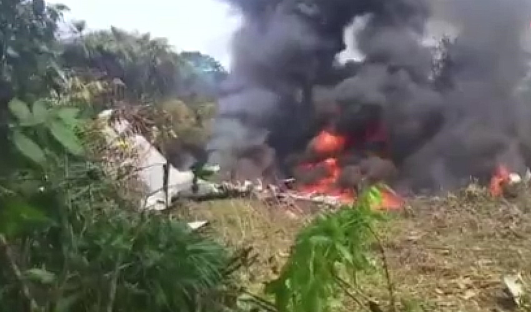 Kolombiya'da içerisinde 110 askerin bulunduğu askeri kargo uçağı düştü