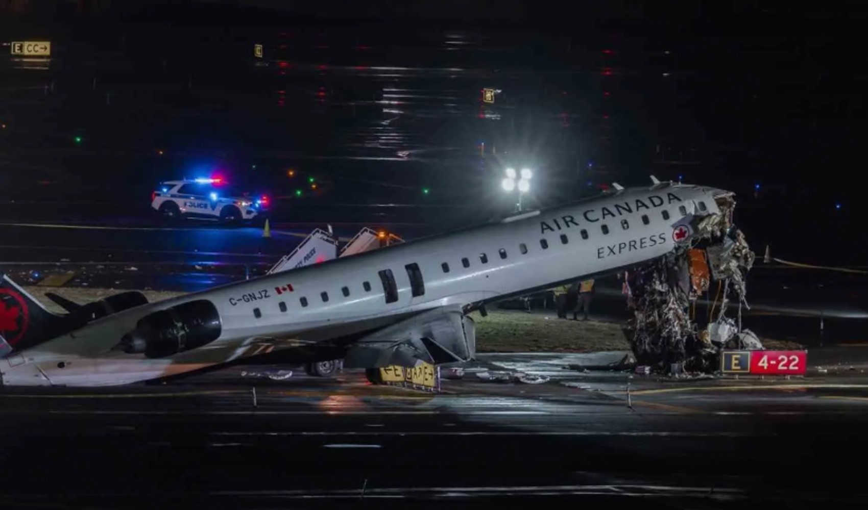 ABD’de yolcu uçağının hizmet aracına çarptığı anın görüntüleri ortaya çıktı