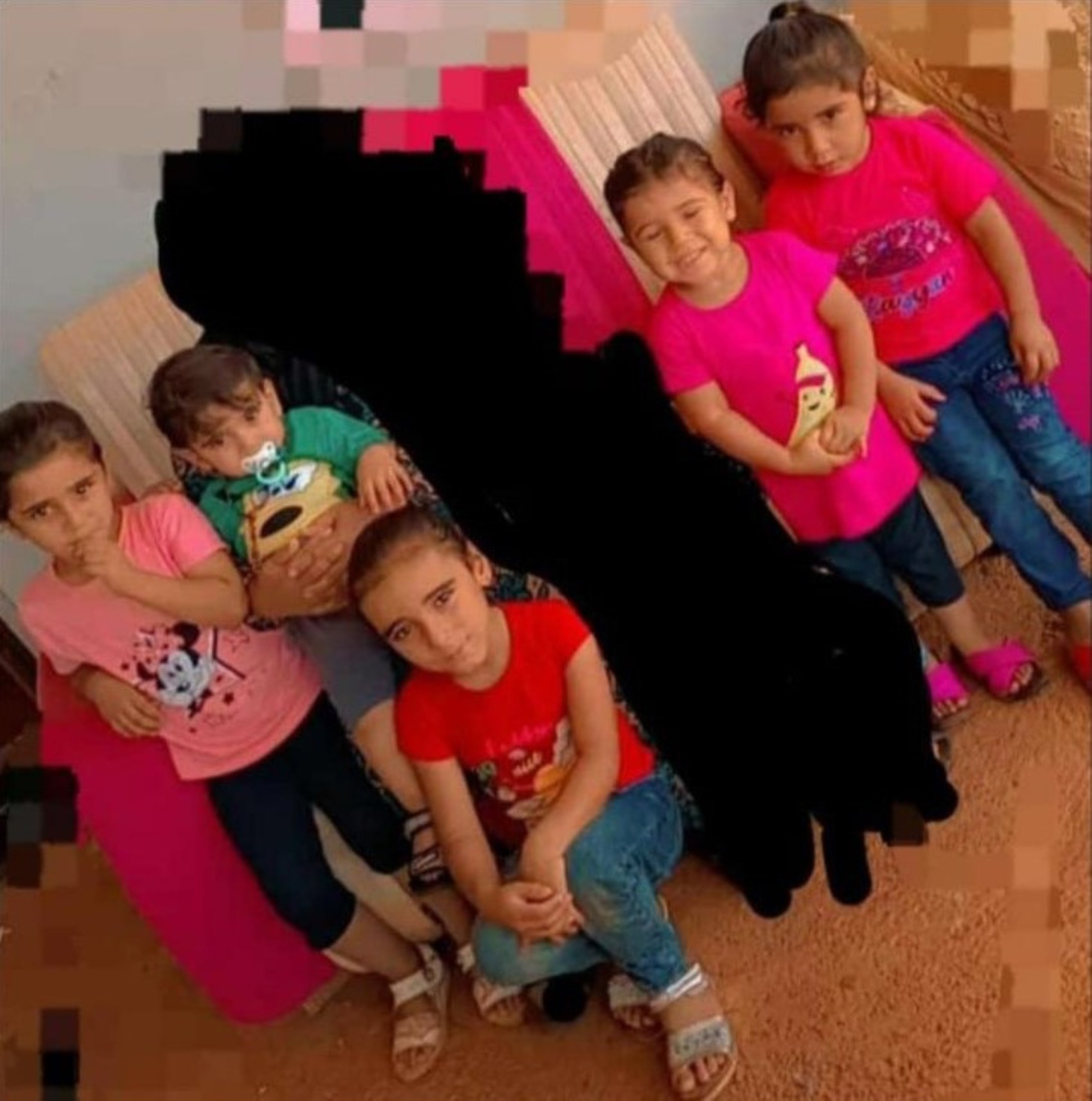 Kızı ve 5 torununun cenazesini gözyaşlarıyla teslim aldı