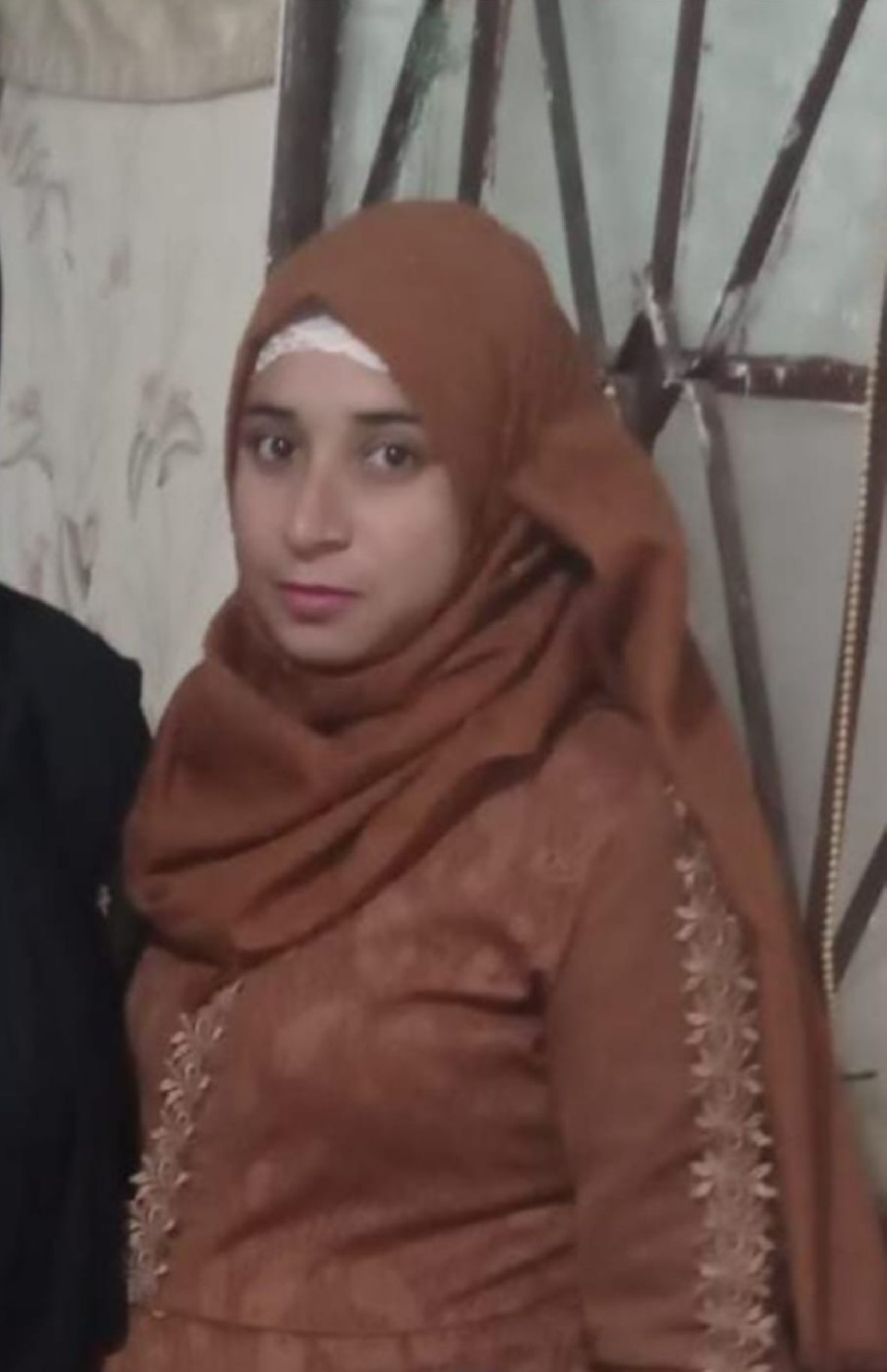 Kızı ve 5 torununun cenazesini gözyaşlarıyla teslim aldı