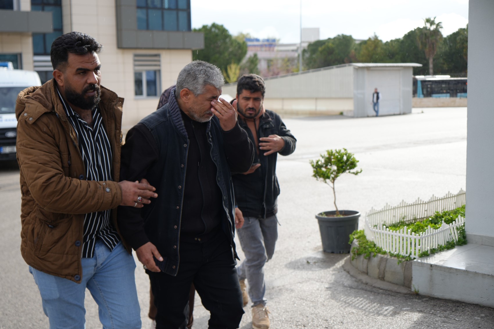 Kızı ve 5 torununun cenazesini gözyaşlarıyla teslim aldı