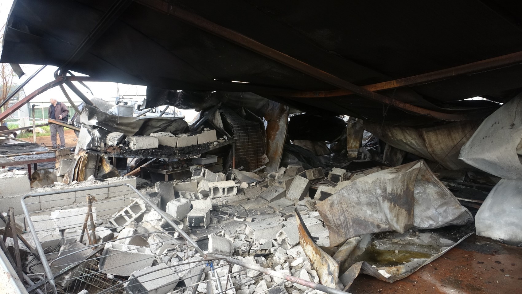 Kızı ve 5 torununun cenazesini gözyaşlarıyla teslim aldı