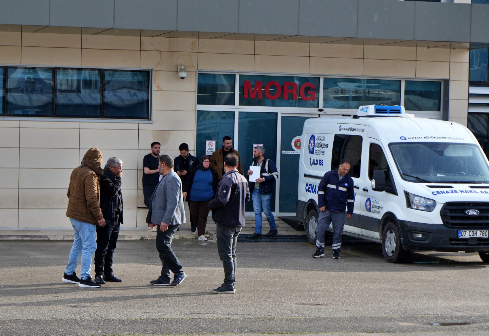 Kızı ve 5 torununun cenazesini gözyaşlarıyla teslim aldı