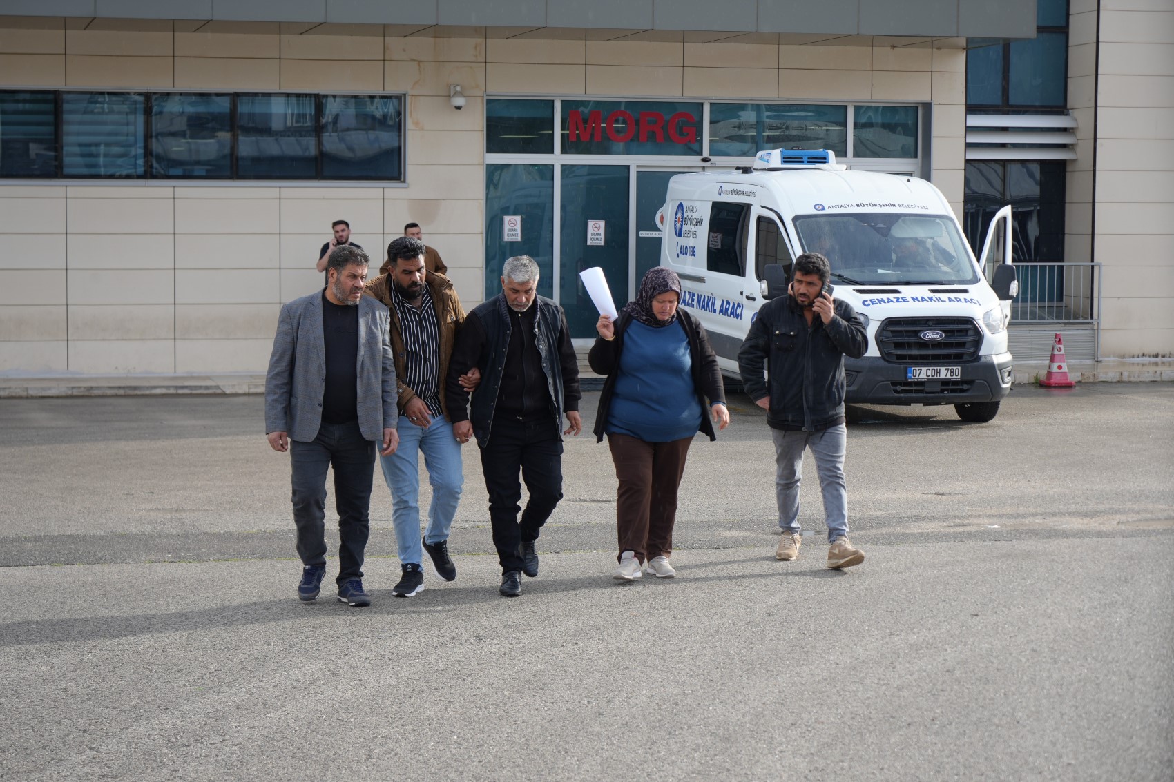 Kızı ve 5 torununun cenazesini gözyaşlarıyla teslim aldı