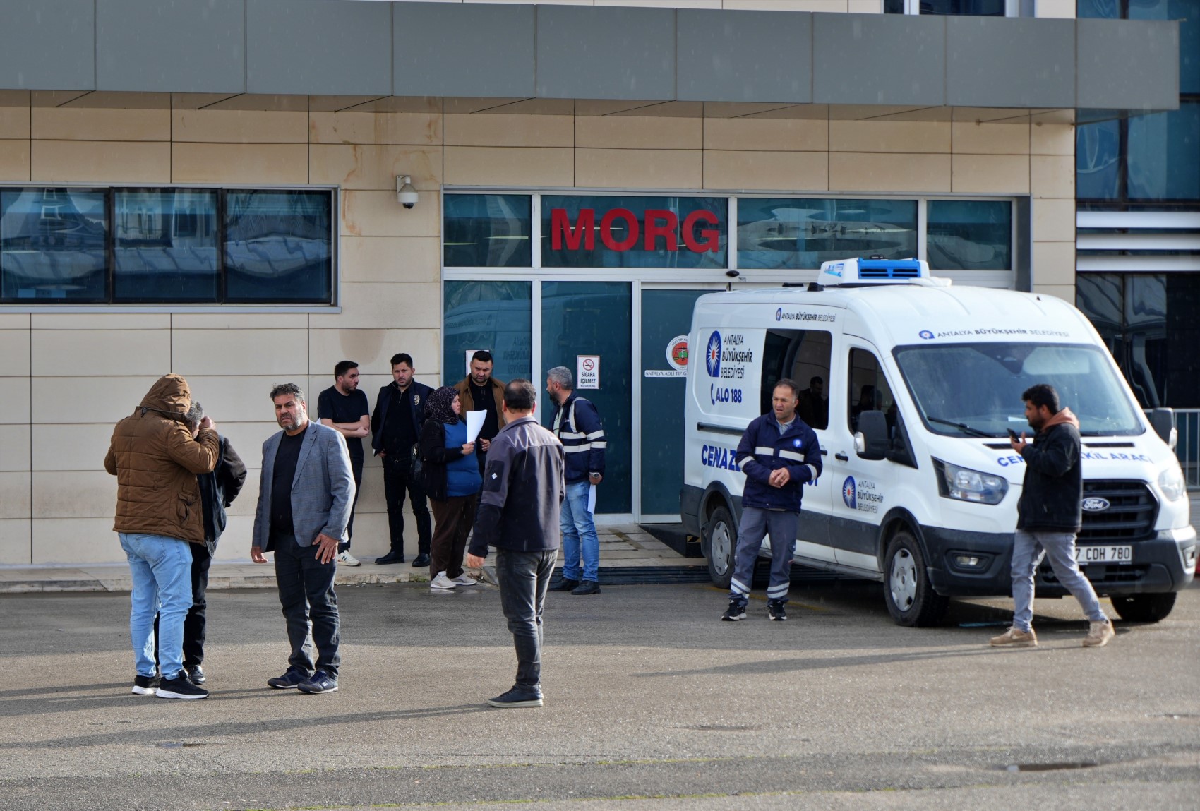 Kızı ve 5 torununun cenazesini gözyaşlarıyla teslim aldı