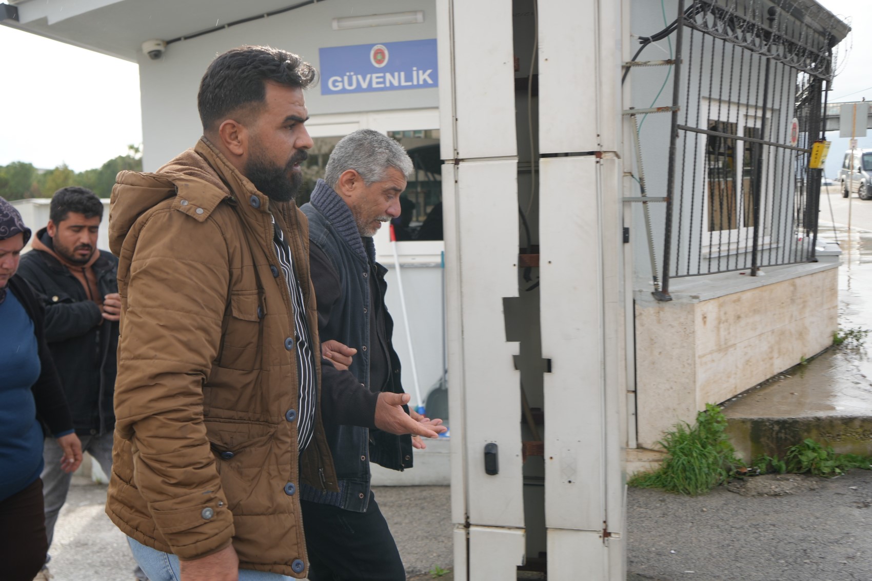 Kızı ve 5 torununun cenazesini gözyaşlarıyla teslim aldı