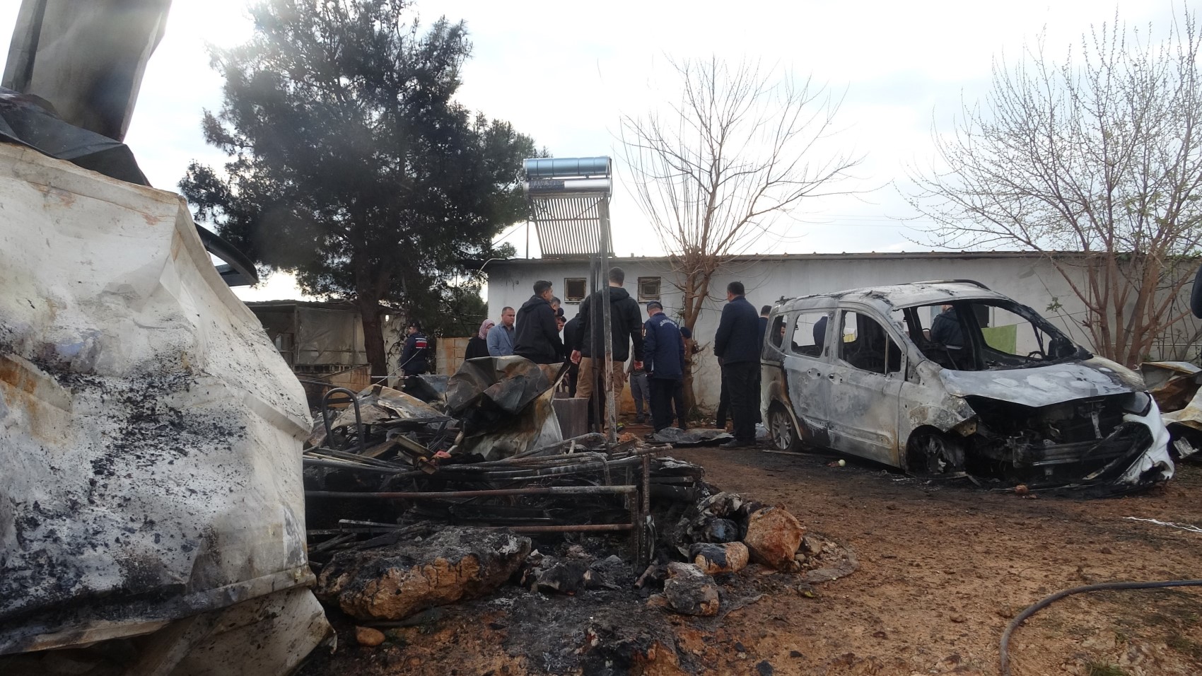 Kızı ve 5 torununun cenazesini gözyaşlarıyla teslim aldı