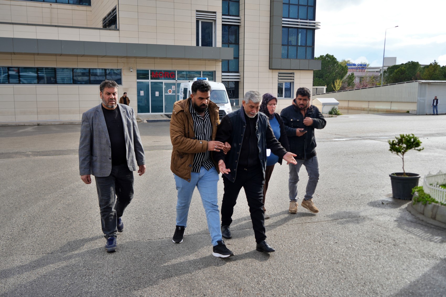 Kızı ve 5 torununun cenazesini gözyaşlarıyla teslim aldı