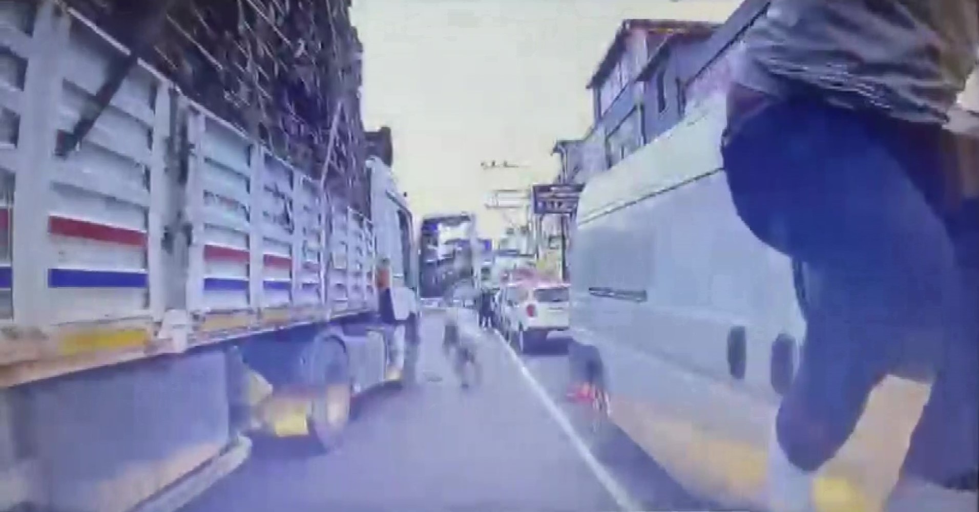 Bıçakla dehşet yaşatan baba-oğula 363 bin TL ceza