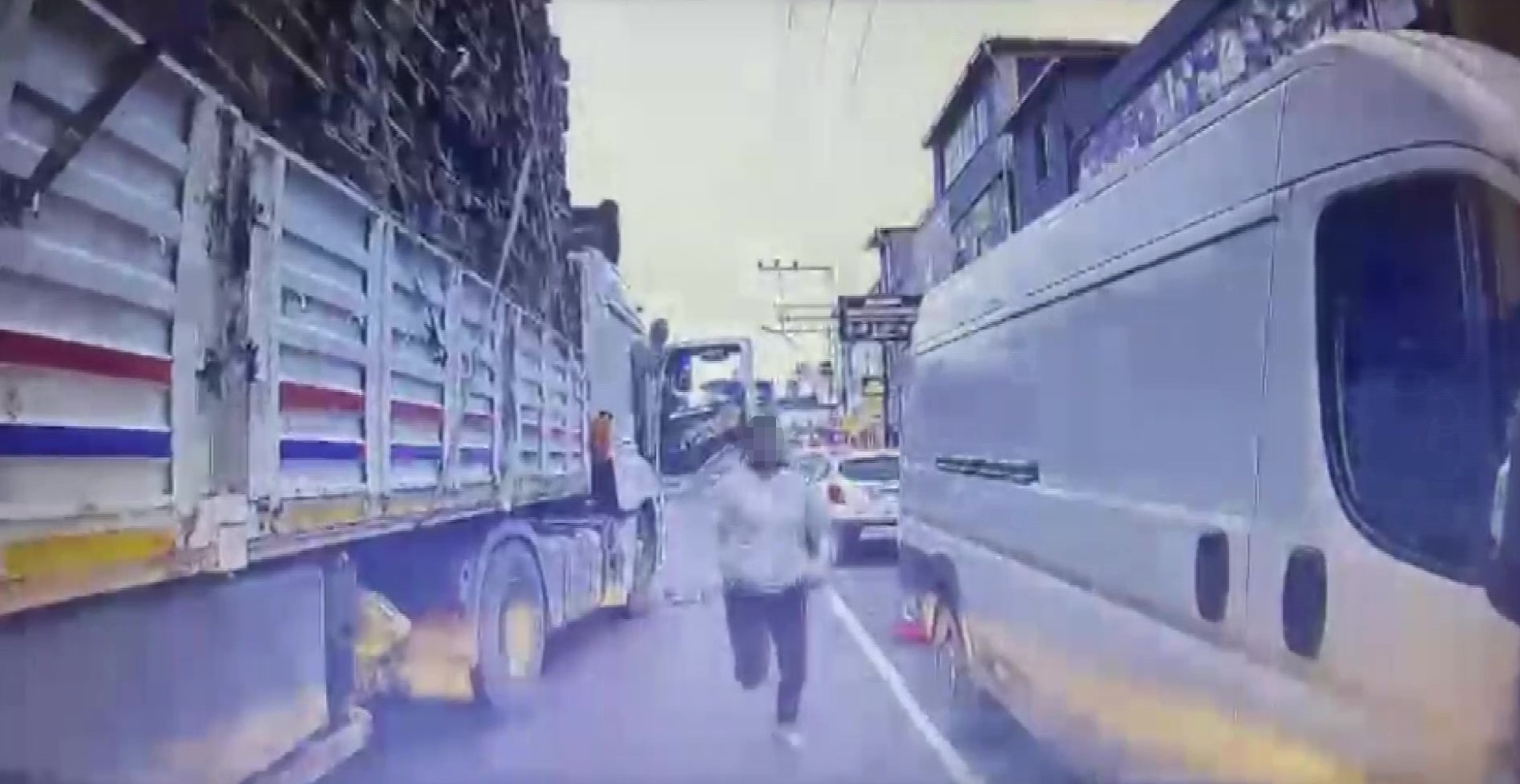 Bıçakla dehşet yaşatan baba-oğula 363 bin TL ceza