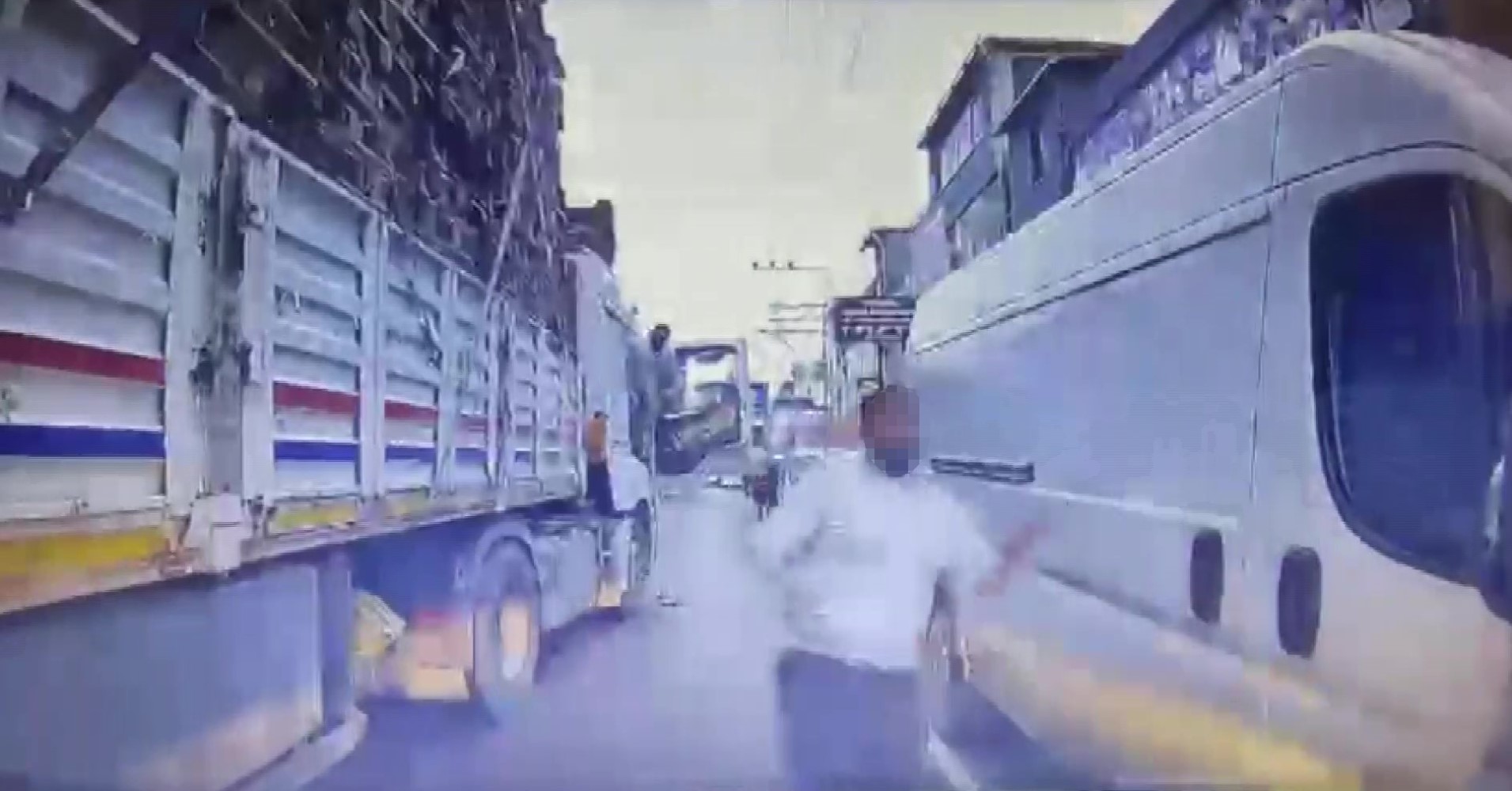 Bıçakla dehşet yaşatan baba-oğula 363 bin TL ceza