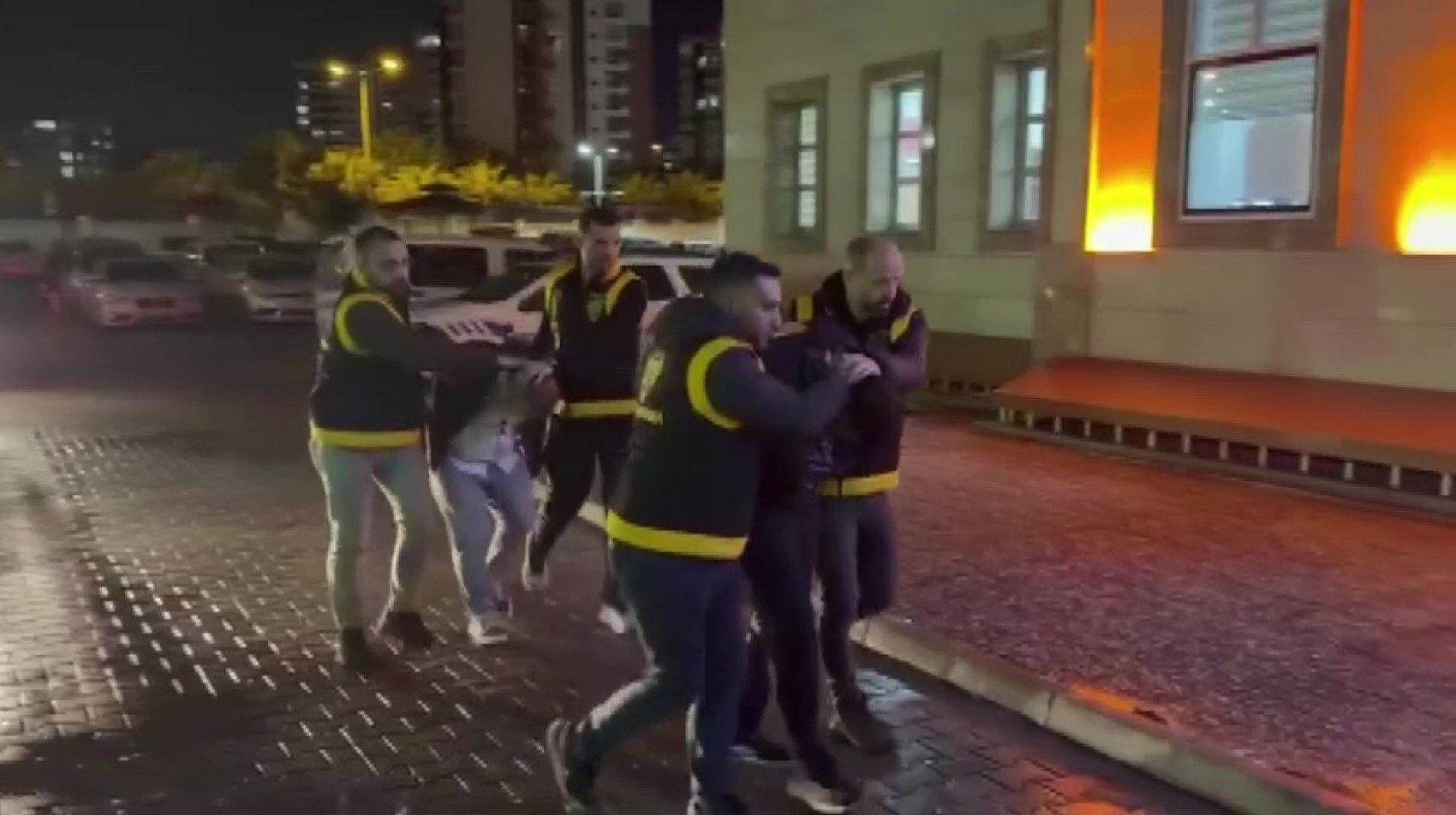 Bıçakla dehşet yaşatan baba-oğula 363 bin TL ceza