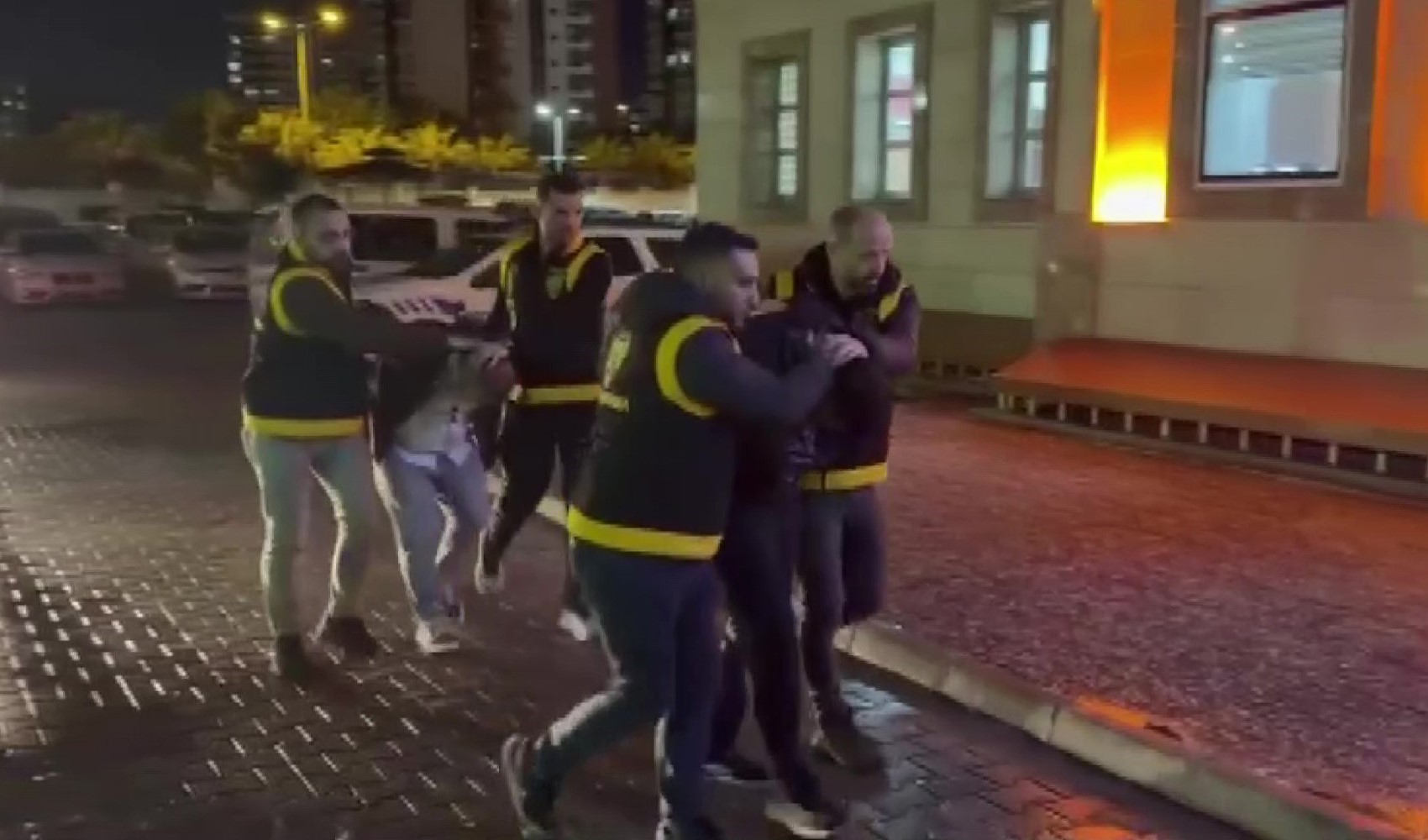 Bıçakla dehşet yaşatan baba-oğula 363 bin TL ceza